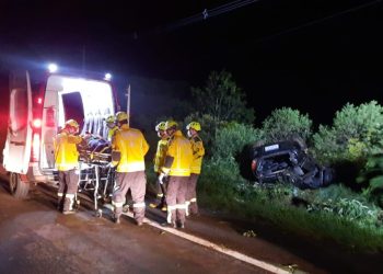 SaÃ­da de pista seguida de choque em Ã¡rvore e capotamento deixa homem gravemente ferido no interior de ZortÃ©a