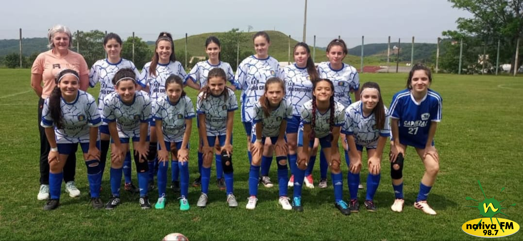 Duas Meninas Bonitas No Levantamento Do Campo De Jogos Da Escola