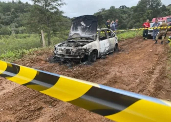 Corpo Ã© encontrado dentro de carro incendiado em Taquara Verde