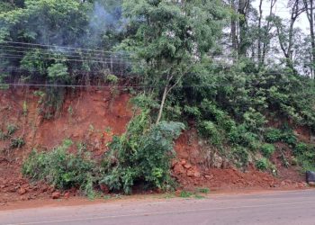Deslizamento de terra causa transtornos no loteamento Colina, em Capinzal