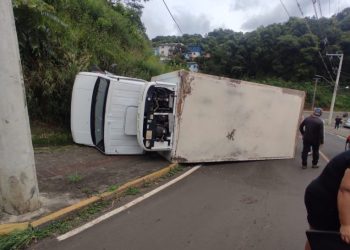 Mulher de 47 anos Ã© encaminhada ao hospital apÃ³s tombamento de caminhÃ£o