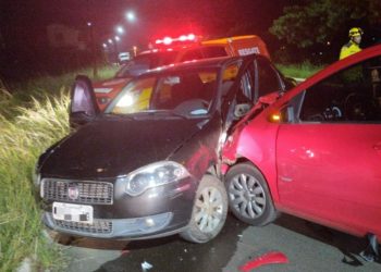 Homem desmaia apÃ³s colisÃ£o entre carros em Curitibanos