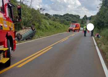VeÃ­culo com cinco ocupantes capota na SC-456 em Monte Carlo