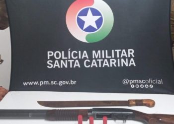 Homem Ã© preso apÃ³s ameaÃ§ar esposa e familiares com facÃ£o em SC