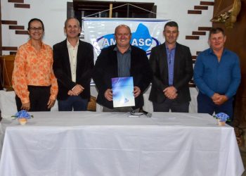Empossada nova diretoria da AMPLASC