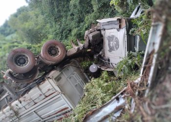 Bitrem capota após acidente com carreta e trator em Abelardo Luz