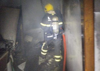 Bombeiros combatem incêndio em residência na madrugada deste domingo dia 24 em Curitibanos