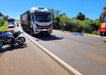 Homem morre em acidente de trânsito envolvendo um caminhão e 3 motocicletas na BR-282