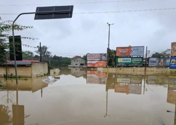 Chuvas em Santa Catarina afetam 20 municípios, e Rio do Sul decreta situação de emergência