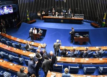 Senado aprova bolsa mínima de R$ 700 para universitários de baixa renda