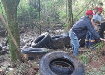 Em ação em prol do meio ambiente, Prefeitura de Ouro recolhe 30 pneus do leito do Rio Coxilha