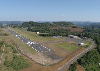 Pesquisa sobre o aeroporto de Joaçaba é entregue para a Companhia Aérea Azul