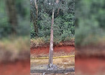 Poste danificado no loteamento Luiz Antônio MR em Capinzal