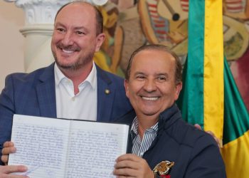 Jorginho Mello transmite cargo de governador do Estado para o presidente da Alesc, Mauro de Nadal