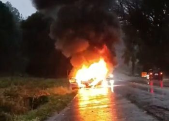 Carro pega fogo e é consumido pelas chamas em Joaçaba