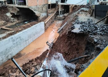 Poste cai e afeta serviços de energia elétrica, telefonia e internet no centro de Capinzal