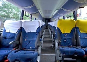 Mulher de Campos Novos que retirou cinto de segurança e caiu no corredor de ônibus não será indenizada