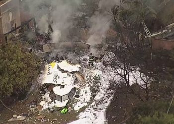 Avião com 62 pessoas a bordo cai em Vinhedo, no interior de SP