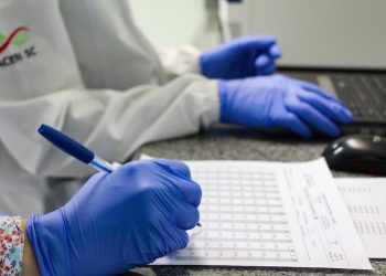 Saúde confirma dois casos da variante do coronavírus em SC