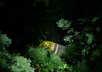 Ônibus escolar despenca em ribanceira no interior de Capinzal