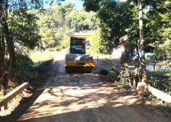 Secretaria de Obras realiza a manutenção de estradas em Pinheiro Alto e Canhada Funda