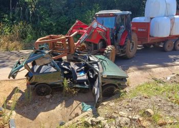 Colisão entre carro e trator deixa feridos no Oeste catarinense