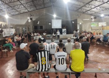 Torcedores celebram acesso do Santos à elite do futebol brasileiro