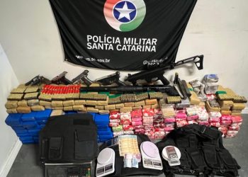 Operação policial apreende 147 kg de maconha e arsenal de armas em SC