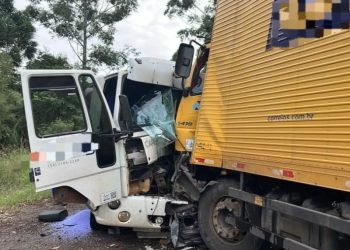 Colisão frontal entre caminhões deixa ocupantes gravemente feridos em Marcelino Ramos