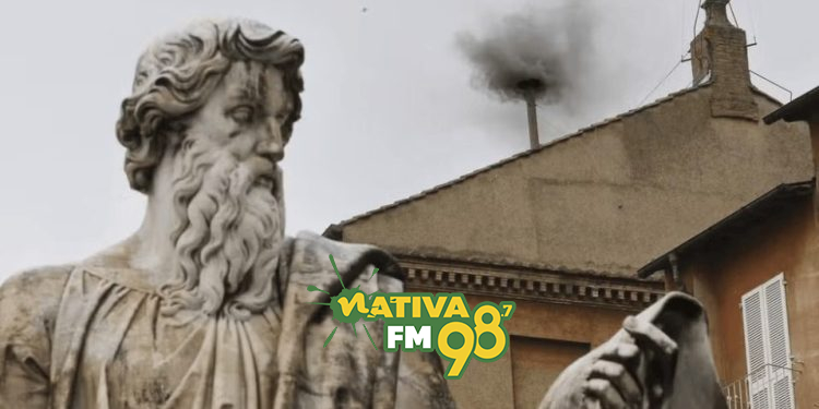 Fumaça preta sai da chaminé atrás da estátua de São Pedro, no Vaticano — Foto: Dmitry Lovetsky/AP