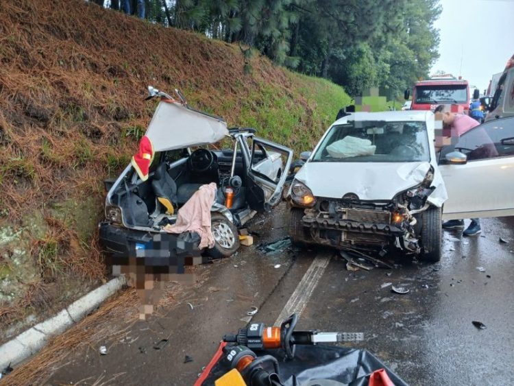 Colisão entre dois veículos mobiliza bombeiros e Samu na BR-282, em Joaçaba