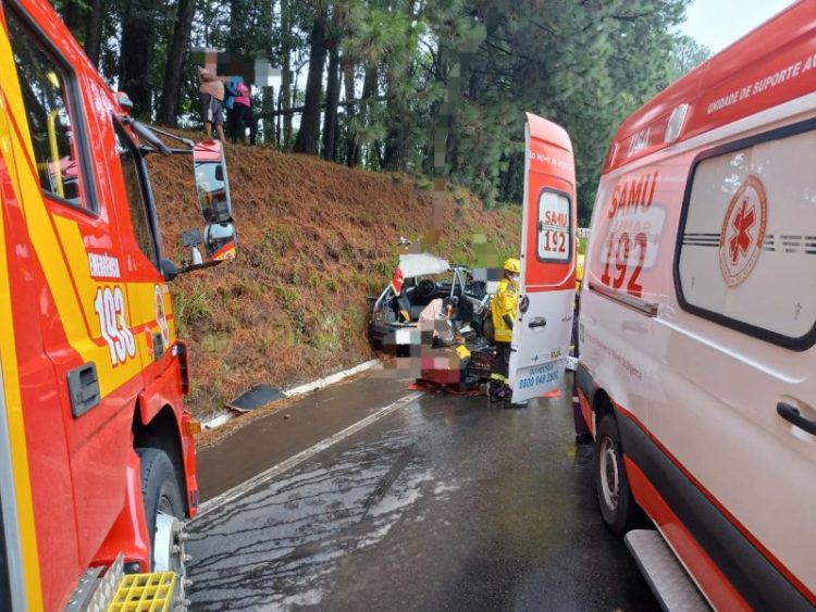 Colisão entre dois veículos mobiliza bombeiros e Samu na BR-282, em Joaçaba