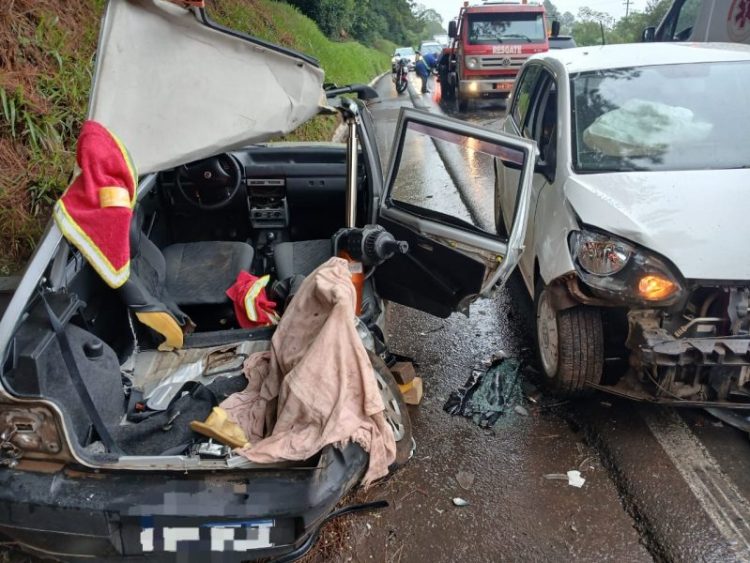 Colisão entre dois veículos mobiliza bombeiros e Samu na BR-282, em Joaçaba
