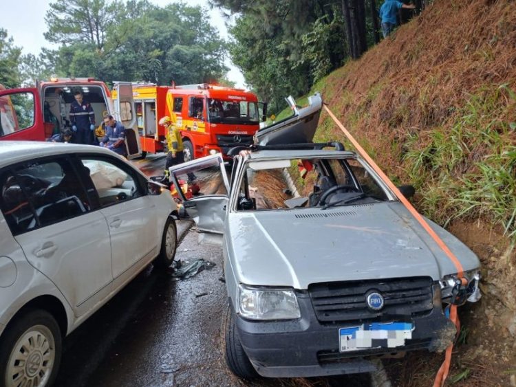 Colisão entre dois veículos mobiliza bombeiros e Samu na BR-282, em Joaçaba