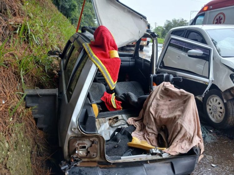 Colisão entre dois veículos mobiliza bombeiros e Samu na BR-282, em Joaçaba