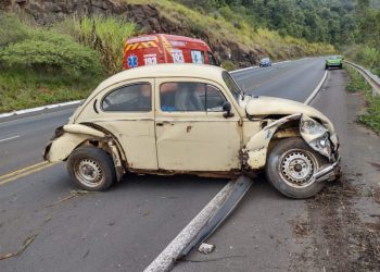 Fusca apresenta falha mecânica e condutor colide contra guard rail no Contorno Viário em Capinzal