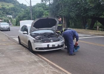 Bombeiros atendem princípio de incêndio em veículo em Capinzal