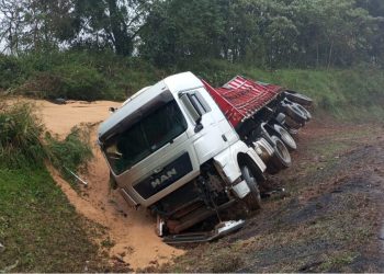 Carreta carregada com trigo capota na BR-282, em Pinhalzinho