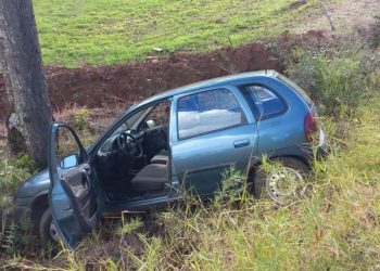 Condutor escapa da polícia, bate carro e foge com criança no colo em Celso Ramos