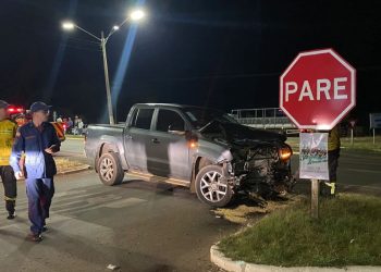 Acidente entre carreta e caminhonete é registrado em Campos Novos