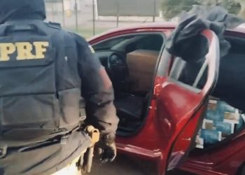 PRF prende homem com carro furtado cheio de cigarros na BR-285 em Vacaria-RS