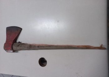 Homem é preso após assaltar adolescente com machado em Vargem Bonita