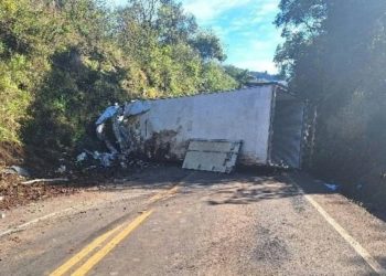 Caminhão fica destruído e motorista sai ileso após acidente no Oeste