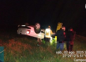 Saída de pista, seguida de capotamento deixa mulher ferida na BR 470