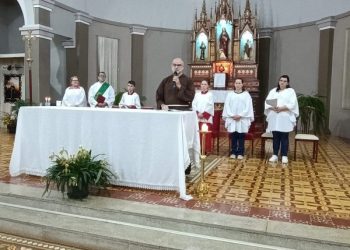 Fiéis participam da sexta noite da novena em preparação à 26ª Romaria de Frei Crispim