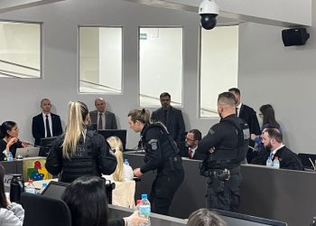 Claudia passa mal e interrompe depoimento no júri após mais de 12 horas de sessão