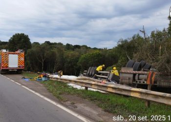 Motorista fica ferido em capotamento de caminhão na BR-470, em Campos Novos