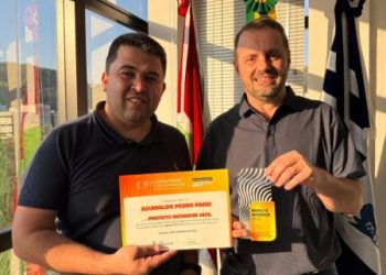 Prefeito de Capinzal Aguinaldo Paggi recebe título de Prefeito Inovador 2025 em congresso estadual