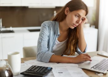 46% dos brasileiros já realizaram compras por impulso para se sentirem melhor emocionalmente, revela pesquisa Serasa