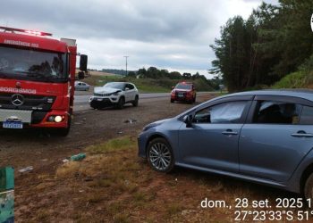 Acidente envolvendo dois carros deixa feridos na BR-282